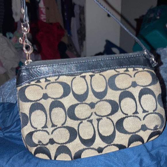 This coach wristlet was barely used and in good shape - Picture 1 of 2